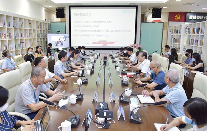 圖片7：在迎接建黨99周年主題學(xué)習(xí)會(huì)上，集團(tuán)董事長(zhǎng)面向全體黨員、中高層干部進(jìn)行主題授課.png